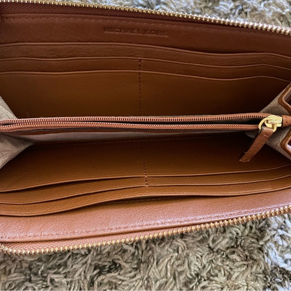 Michael Kors Wallet - Picture 3 of 4